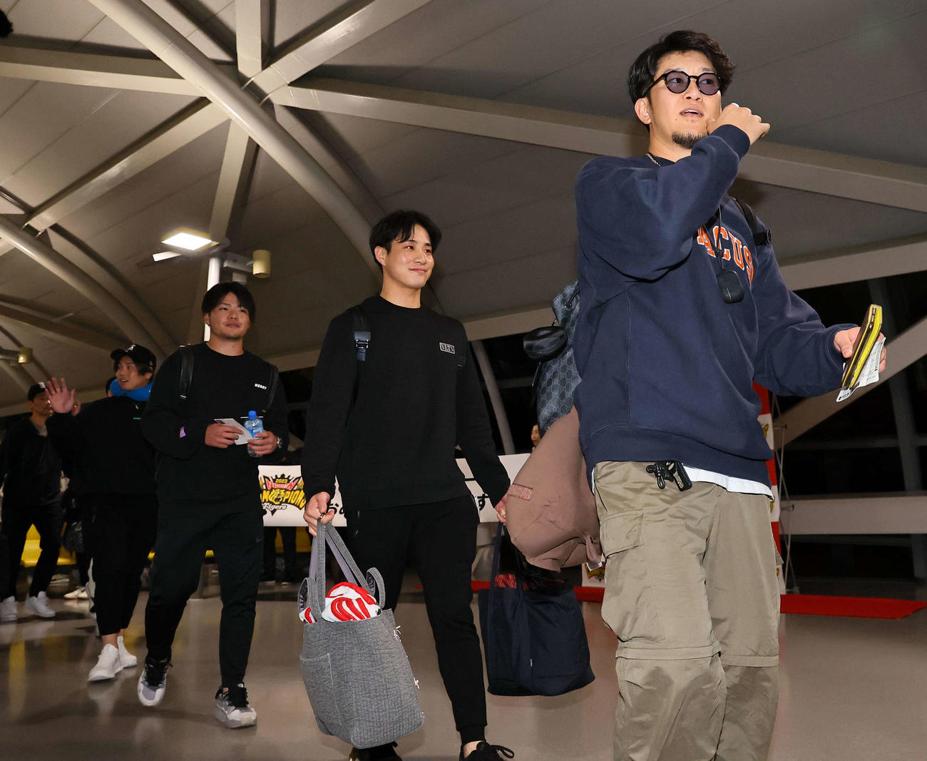 V旅行に出発する右から岩貞祐太、木浪聖也、小野寺暖、梅野隆太郎（撮影・上田博志）