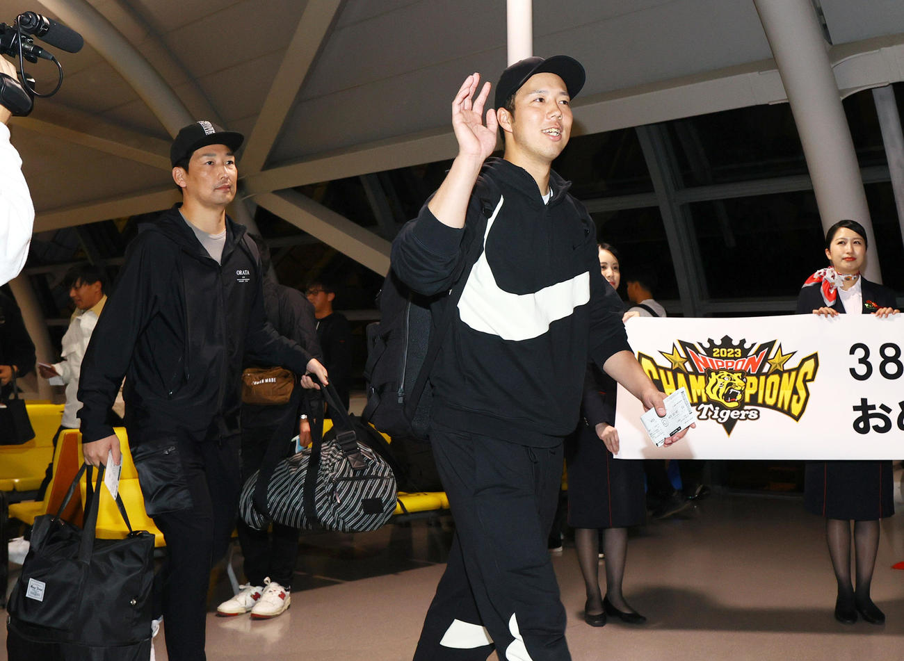 V旅行へ出発する岩崎（左）と青柳（撮影・上山淳一）