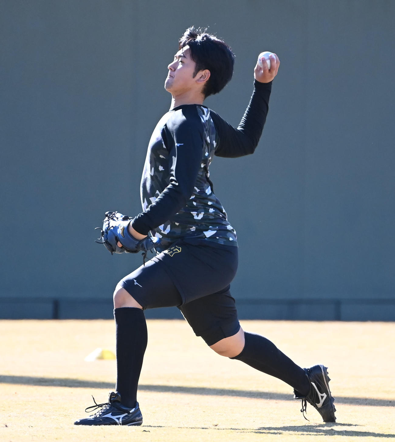 鳴尾浜でキャッチボールをする岡留（撮影・石井愛子）