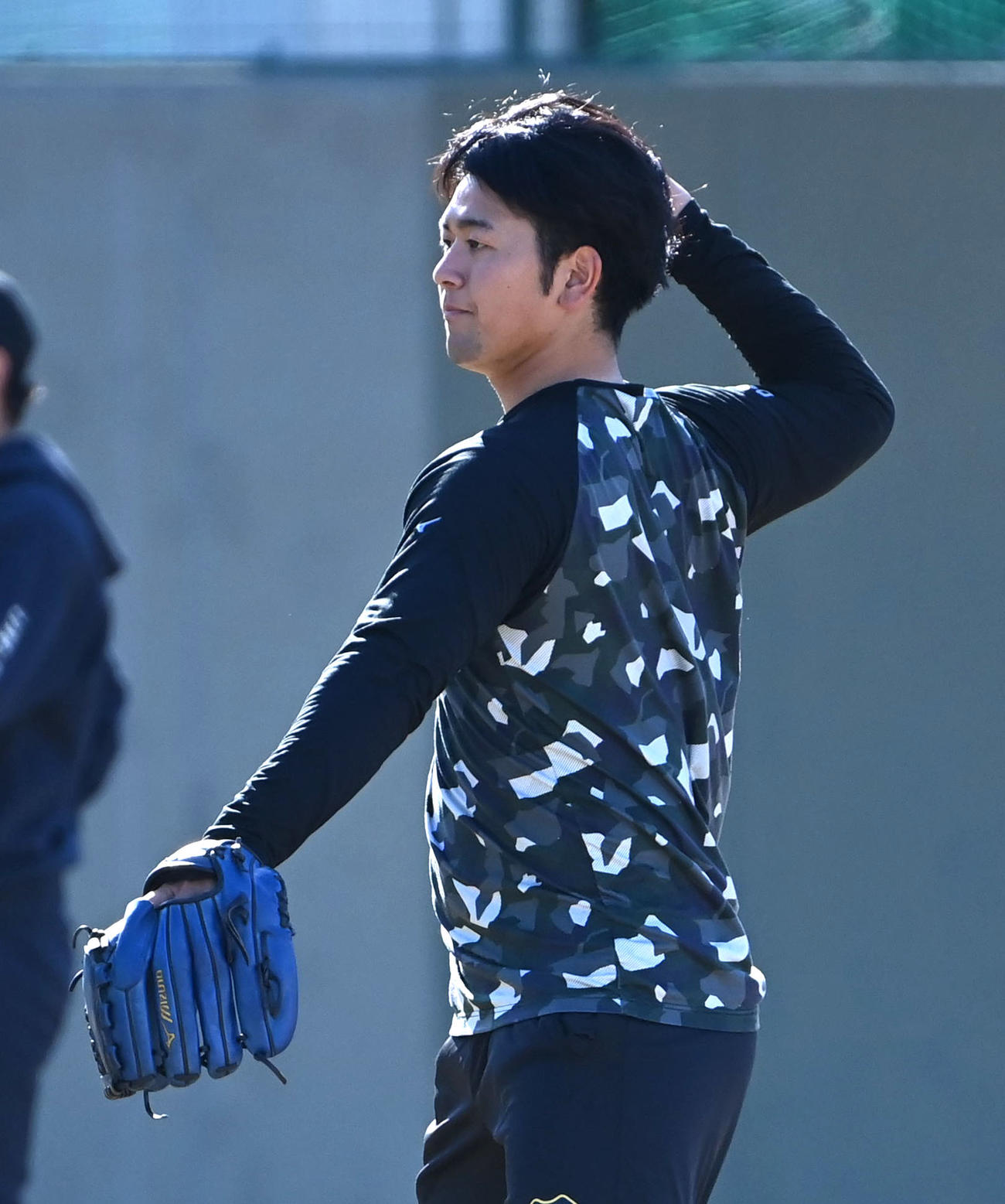 キャッチボールをする岡留（撮影・石井愛子）