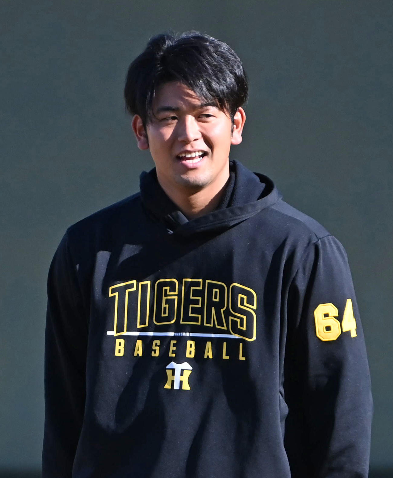 関係者らと話す岡留（撮影・石井愛子）