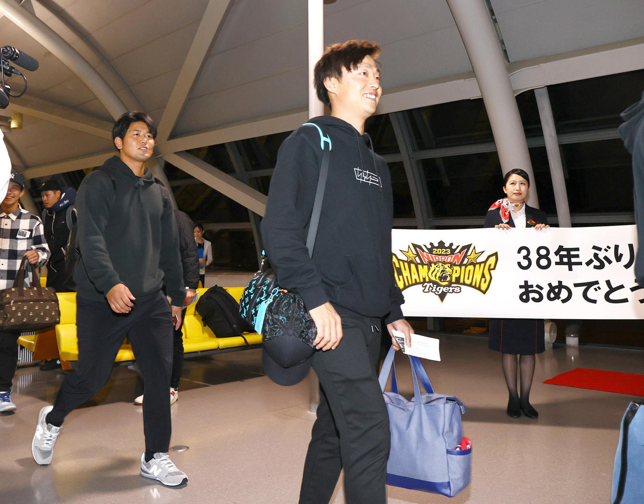 V旅行へ出発する島本（手前）と岡留（撮影・上山淳一）