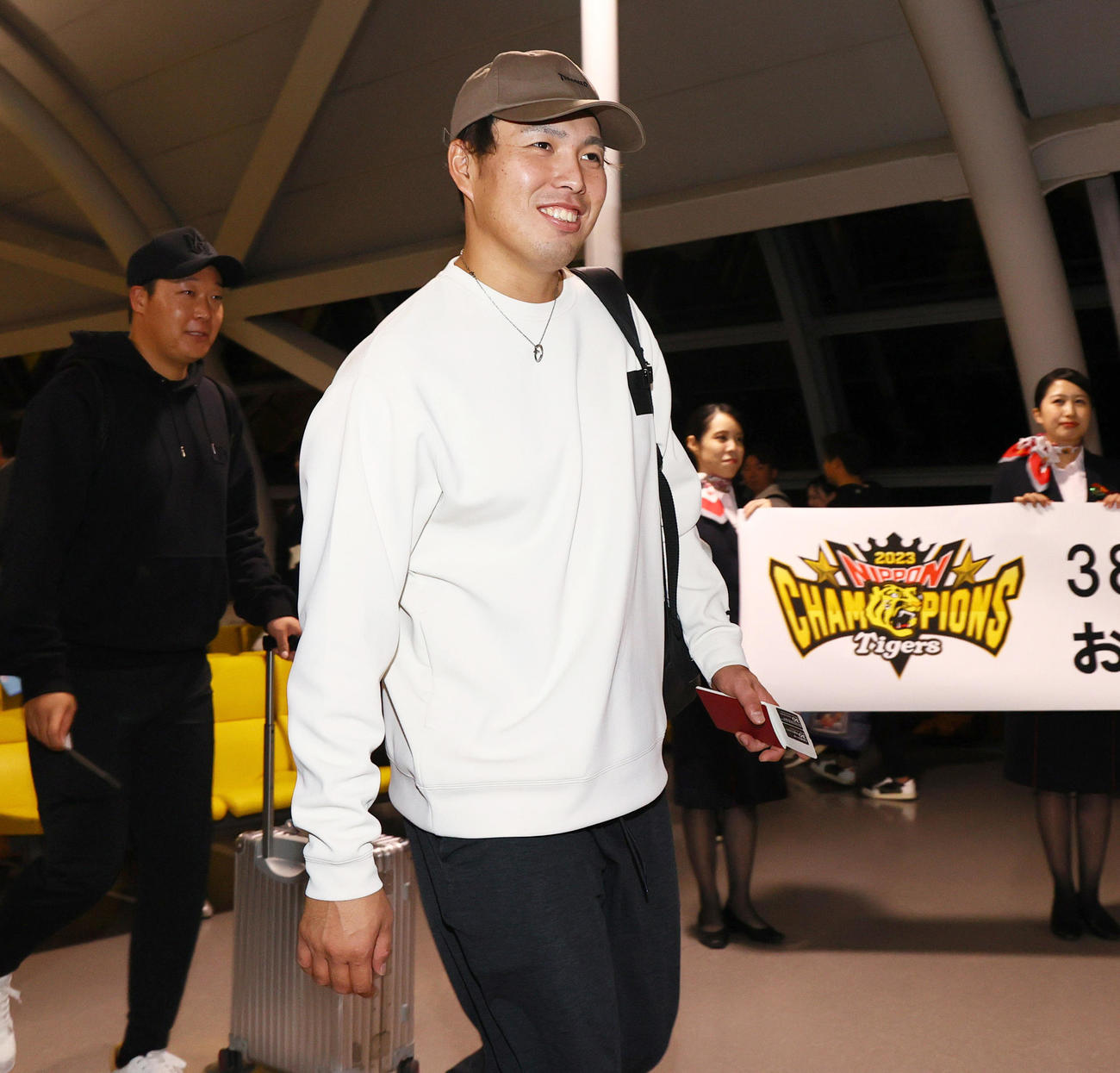 阪神V旅行へ出発する現役ドラフトで巨人に移籍する馬場。左は大山（撮影・上山淳一）
