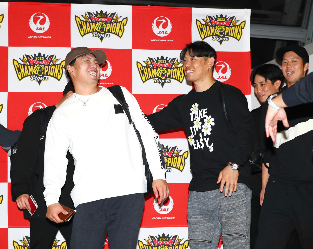 阪神V旅行へ出発を前に現役ドラフトで巨人に移籍する馬場（左）に話しかける原口（左から2人目）（撮影・上山淳一）