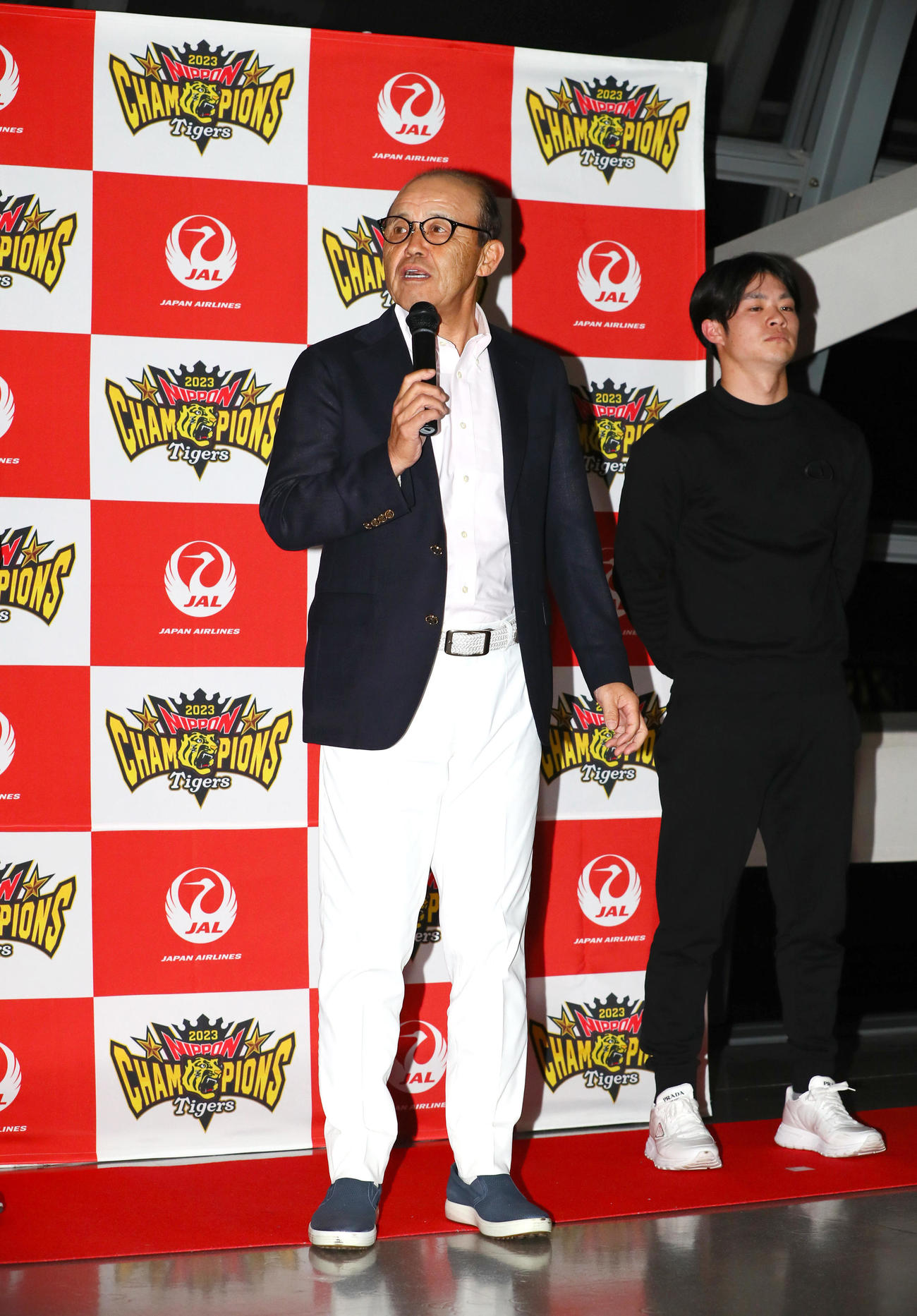 V旅行出発前にあいさつする阪神岡田監督。右端は阪神中野（撮影・上山淳一）
