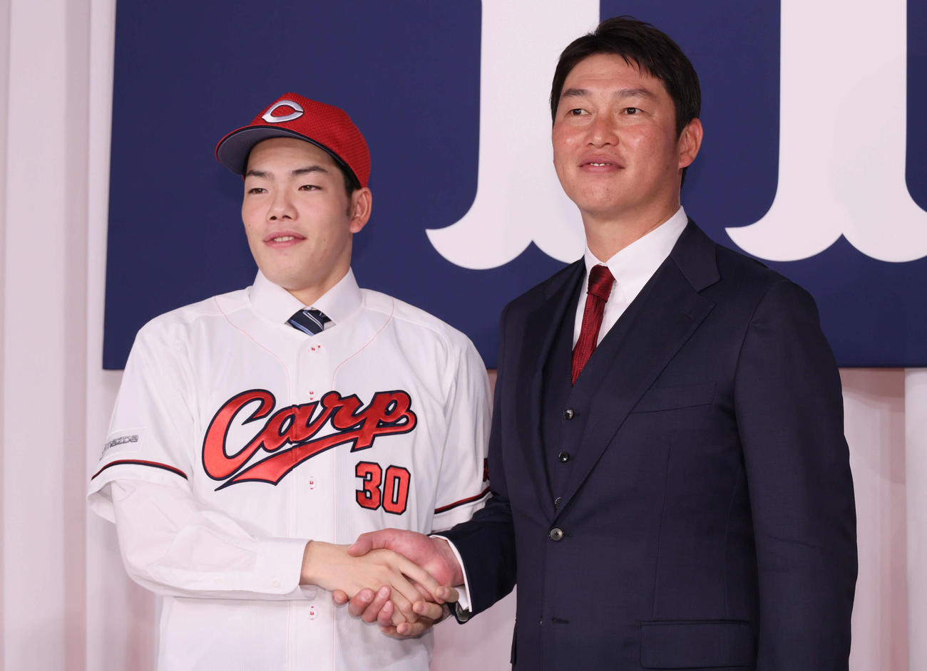 広島新入団選手会見　新井監督（右）と握手するドラフト3位の滝田（撮影・加藤孝規）
