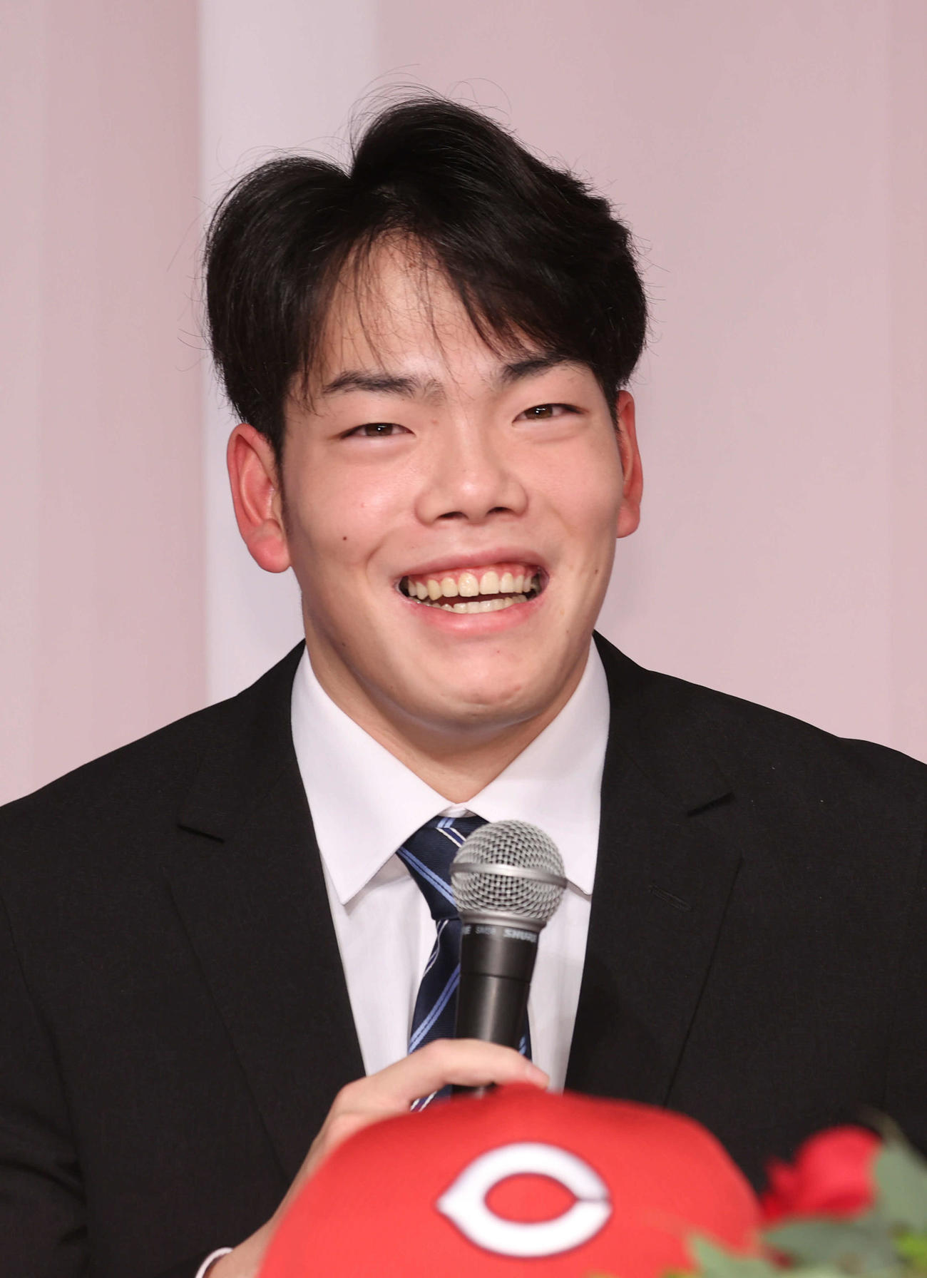 広島新入団選手会見　会見するドラフト3位の滝田（撮影・加藤孝規）