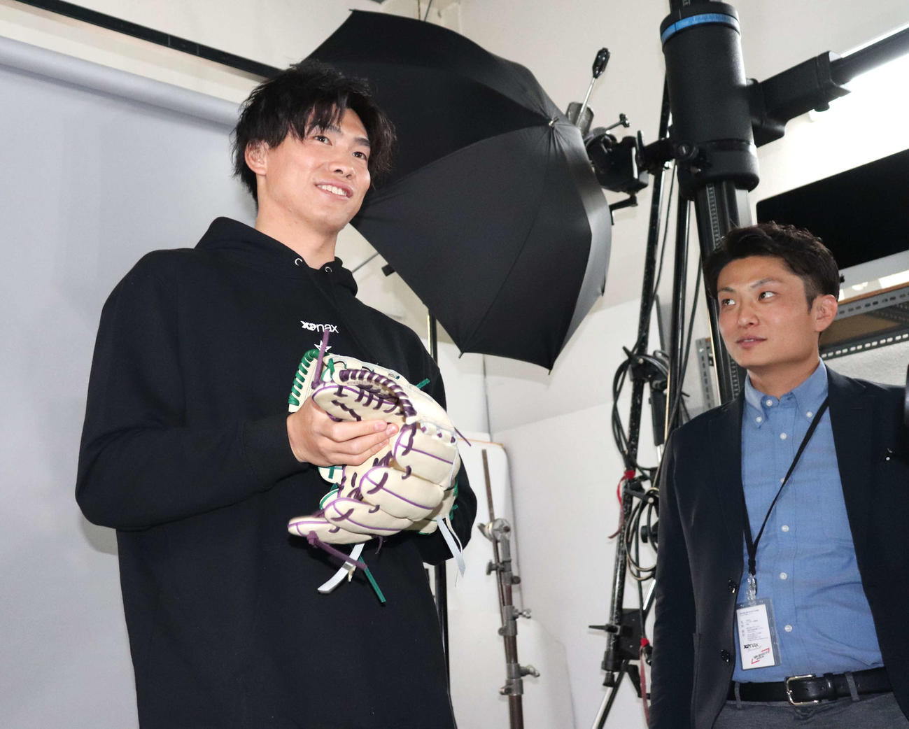 阪神・湯浅京己投手（24）とザナックスの担当者の丸井悠平さん（撮影・中島麗）