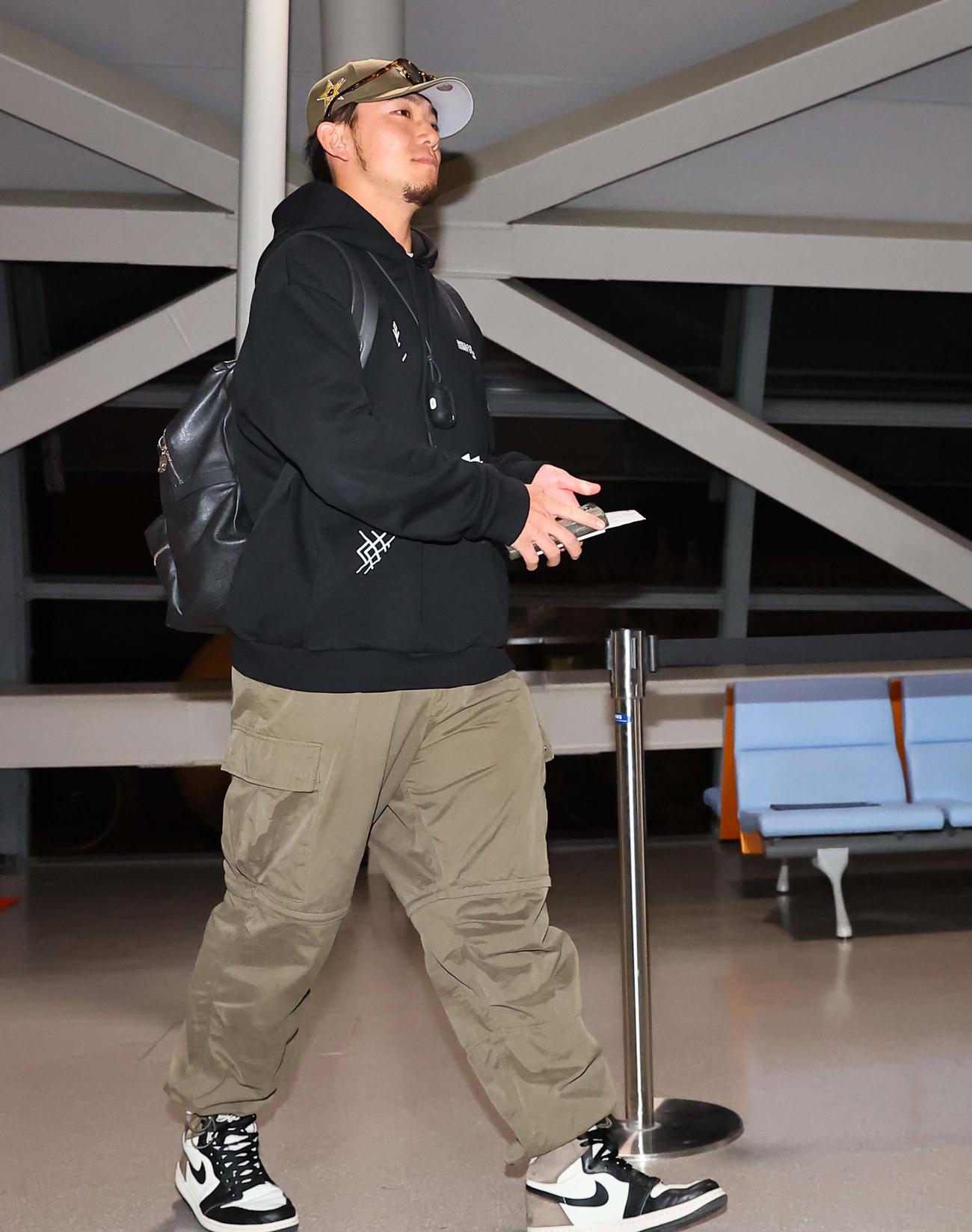 V旅行に出発する伊藤将（撮影・上田博志）