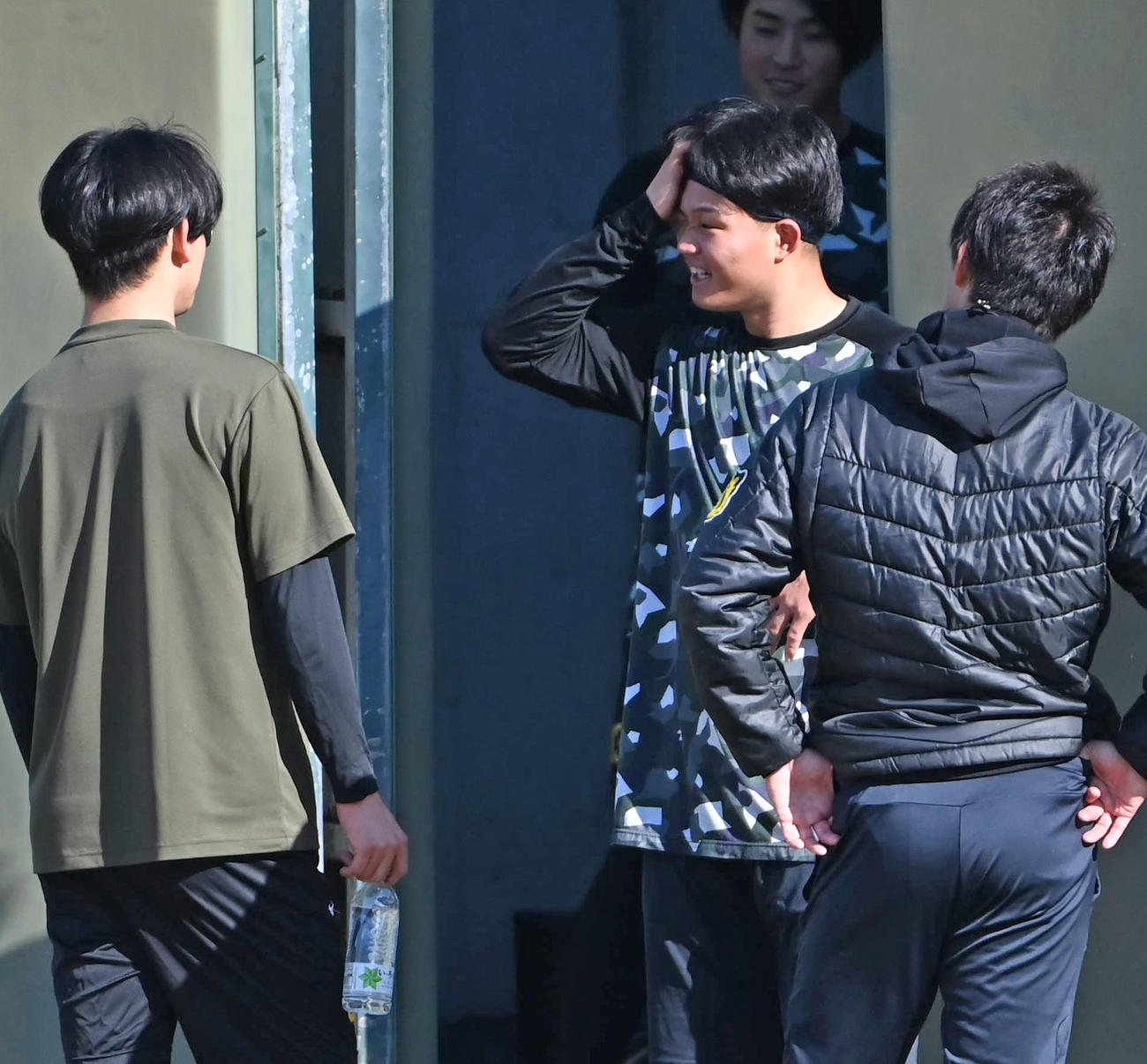 及川（左）と話す森下（中央）（撮影・石井愛子）