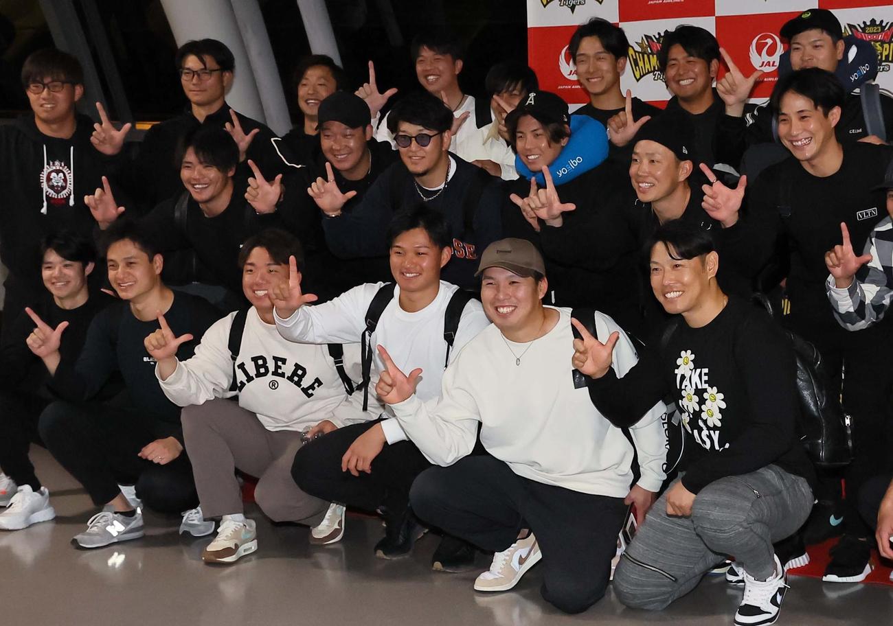 V旅行に出発する森下（下段左から4人目）はナインとバモスポーズを決める（撮影・上田博志）