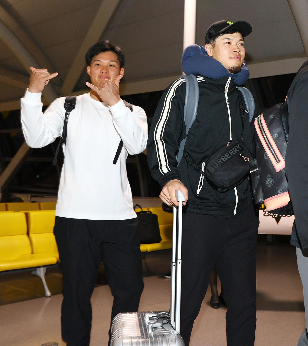 V旅行へ出発する森下（左）と佐藤輝（撮影・上山淳一）