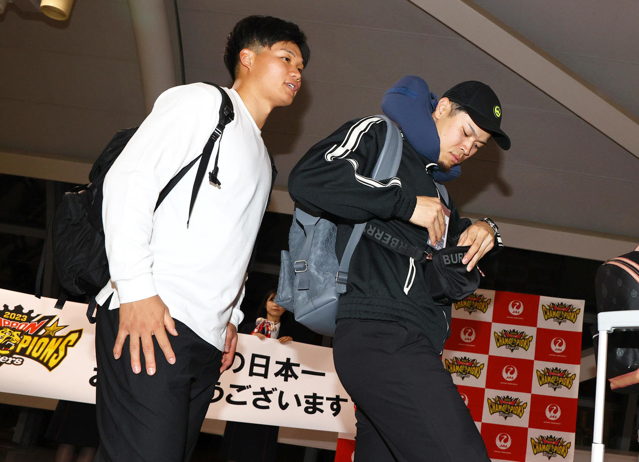 V旅行へ出発する森下（左）と佐藤輝（撮影・上山淳一）