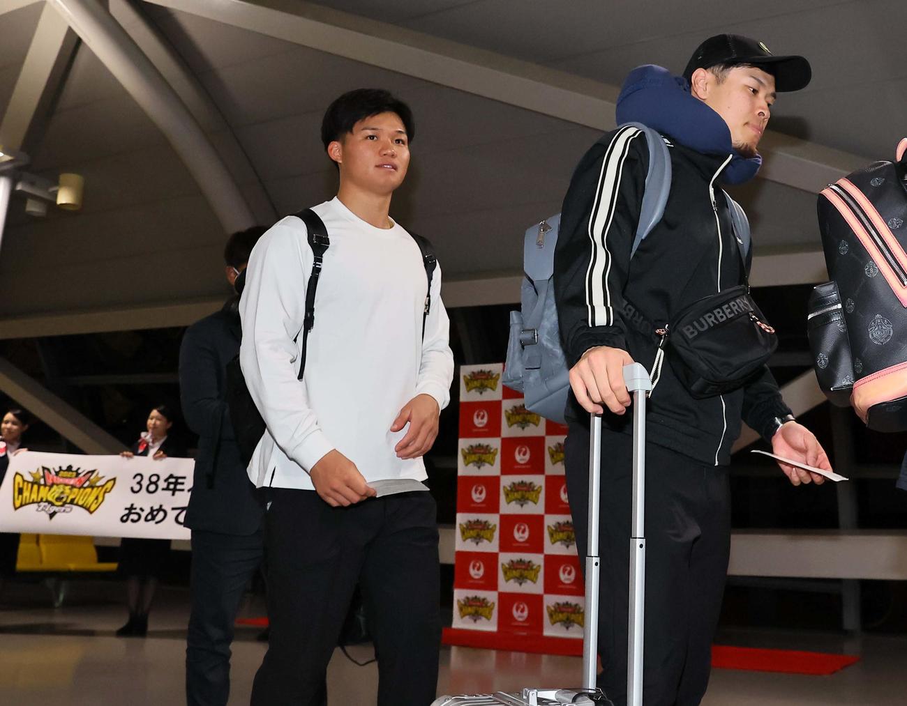 V旅行に出発する佐藤輝（右）と森下（撮影・上田博志）