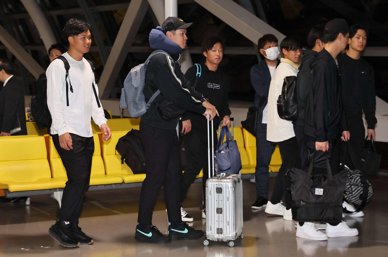 森下（左）はナインとV旅行に出発する（撮影・上田博志）