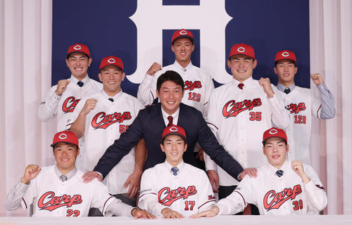 【スライドショー】広島新入団選手発表　期待の新人８選手が赤いユニホームに袖を通した