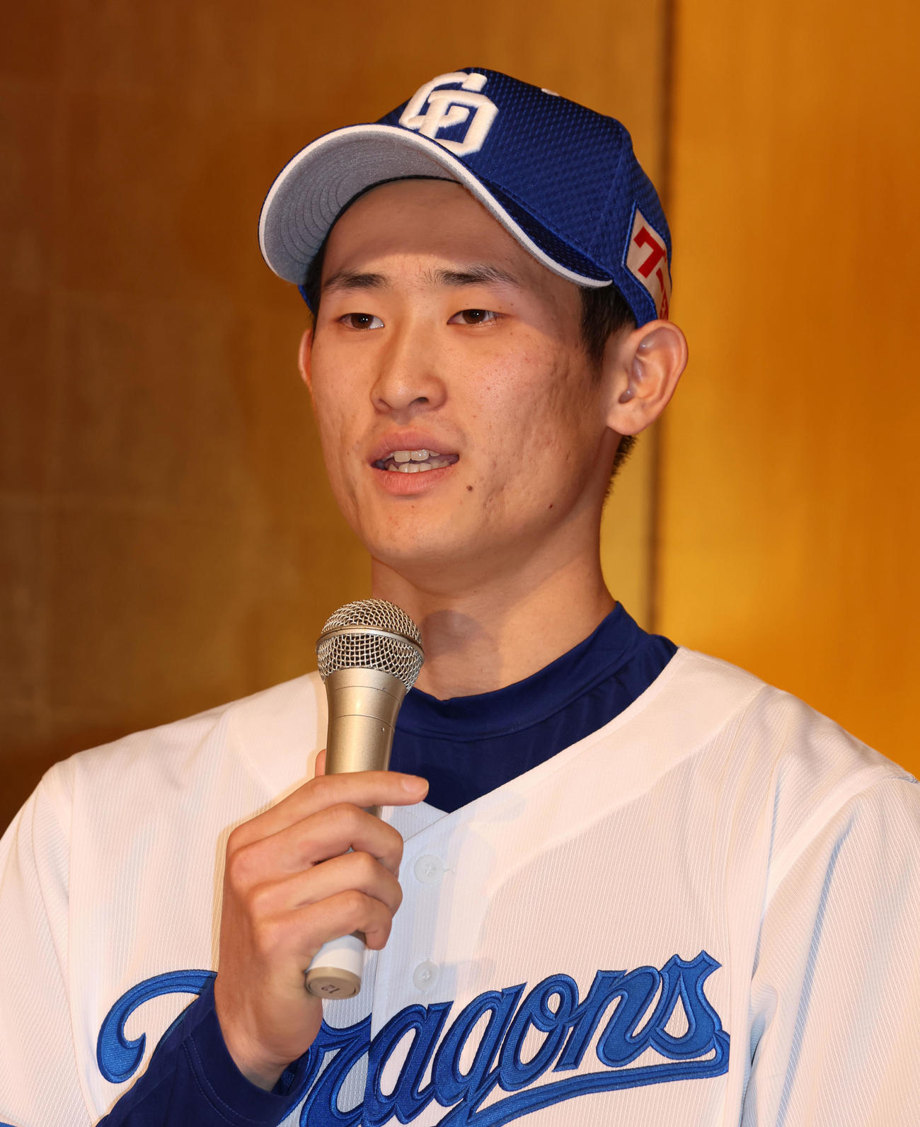 入団会見で記者の質問に答える草加（撮影・加藤哉）