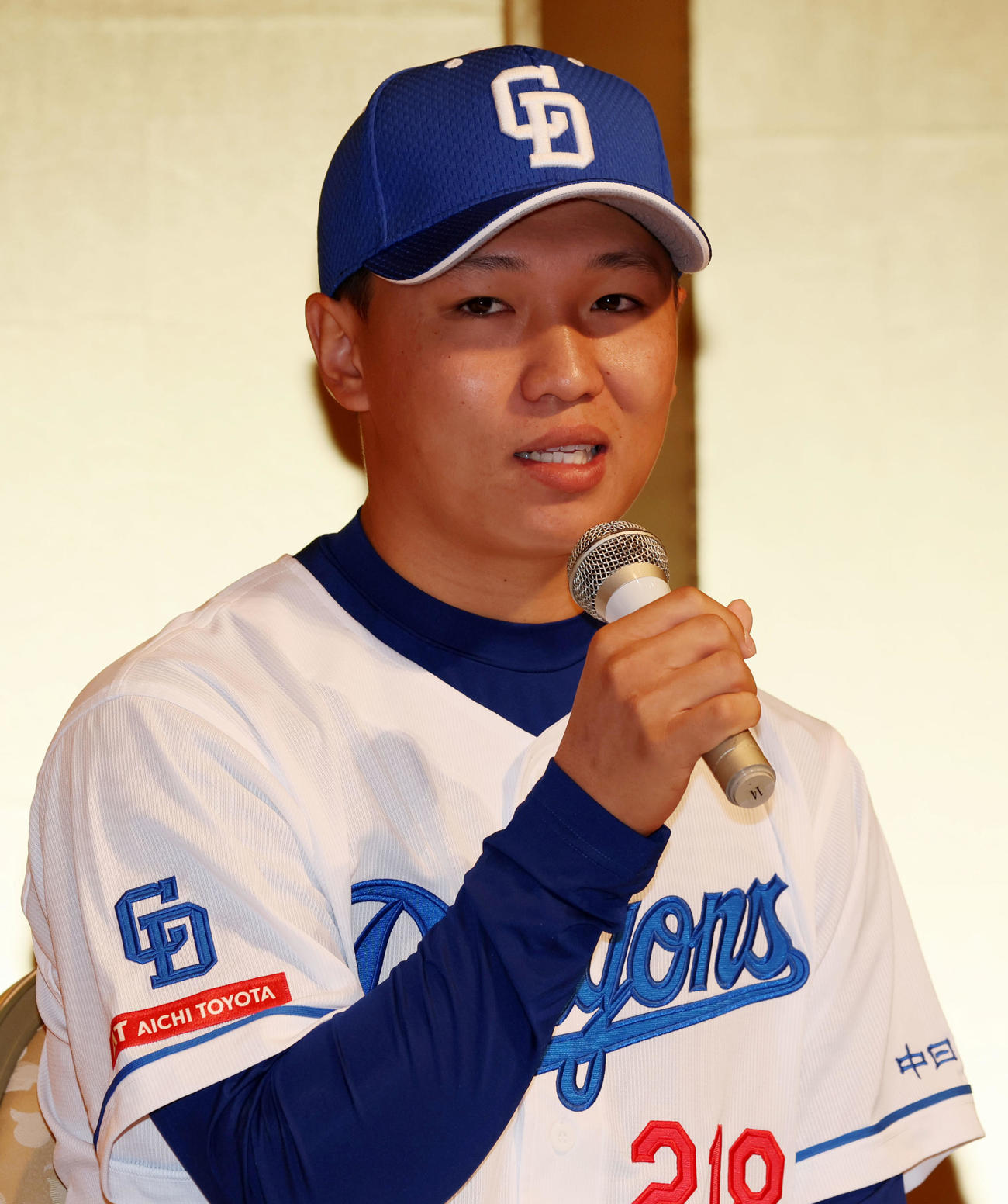 新入団会見で記者の質問に答える川上（撮影・加藤哉）