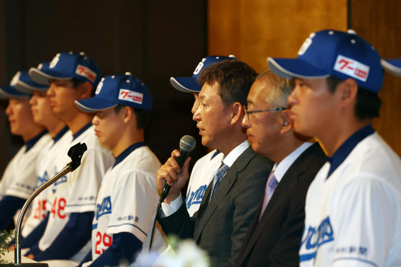 中日の新入団会見で話す立浪監督（撮影・加藤哉）