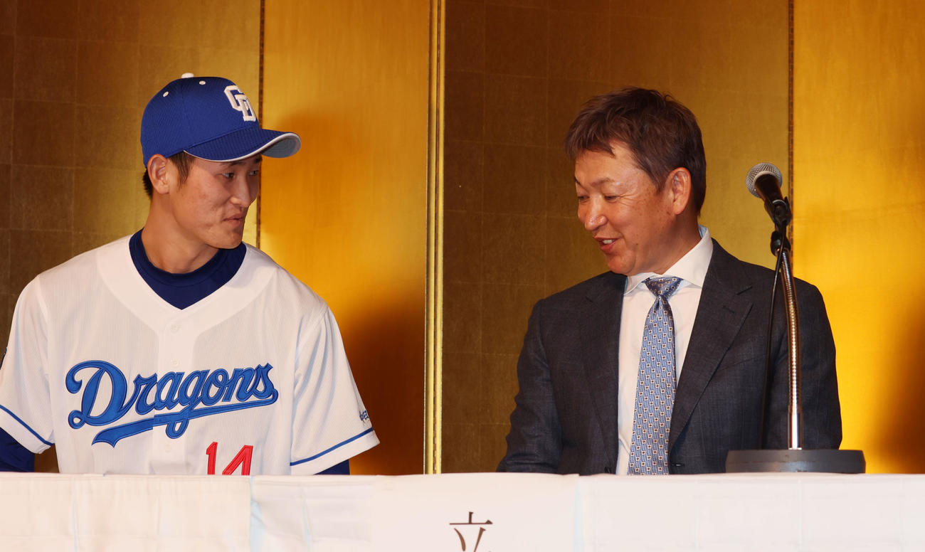 新入団会見で立浪監督（右）と話す草加（撮影・加藤哉）