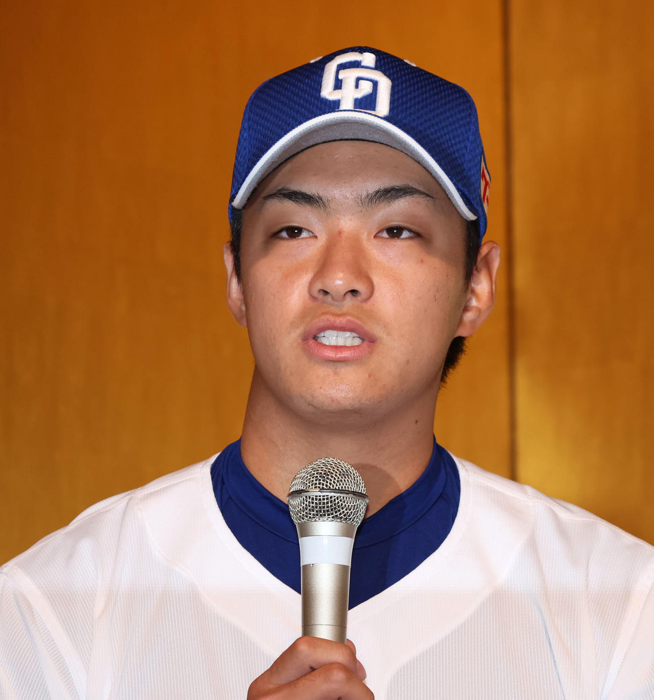 入団会見で記者の質問に答える津田（撮影・加藤哉）