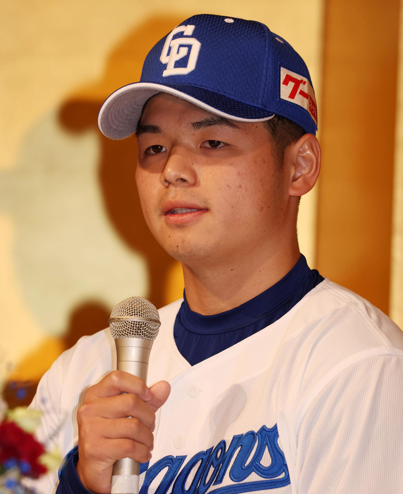 新入団会見で記者の質問に答える日渡（撮影・加藤哉）