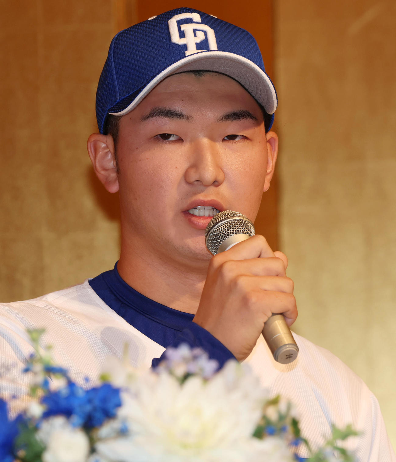 新入団会見で記者の質問に答える菊田（撮影・加藤哉）