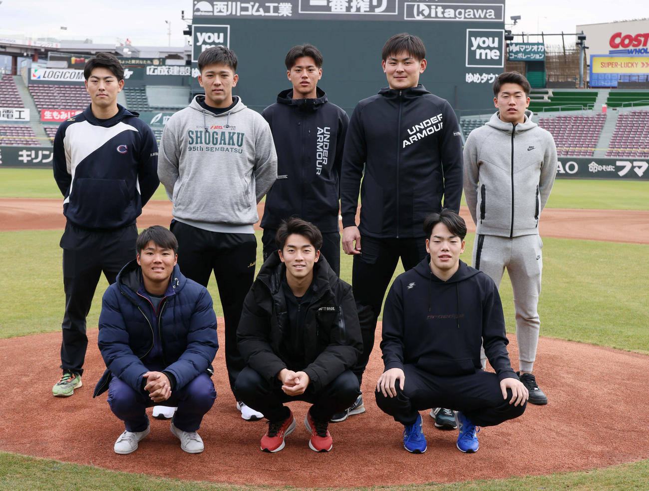 球場のマウンドで集合写真におさまる前列左からドラフト2位の高、ドラフト1位の常広、ドラフト3位の滝田。後列左から育成2位の佐藤、ドラフト4位の仲田、育成1位の杉田、ドラフト5位の赤塚、育成3位の杉原（撮影・加藤孝規）