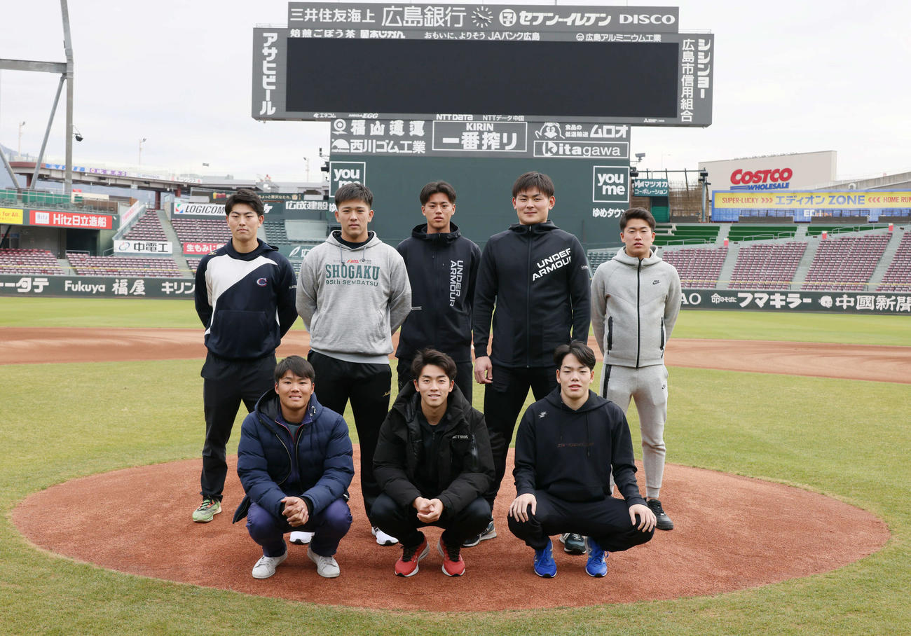 球場のマウンドで集合写真におさまる前列左からドラフト2位の高、ドラフト1位の常広、ドラフト3位の滝田。後列左から育成2位の佐藤、ドラフト4位の仲田、育成1位の杉田、ドラフト5位の赤塚、育成3位の杉原（撮影・加藤孝規）