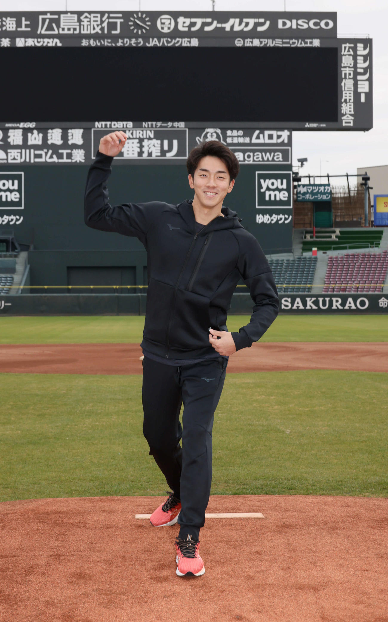 マウンドの感触を確かめる広島ドラフト1位の常広（撮影・加藤孝規）