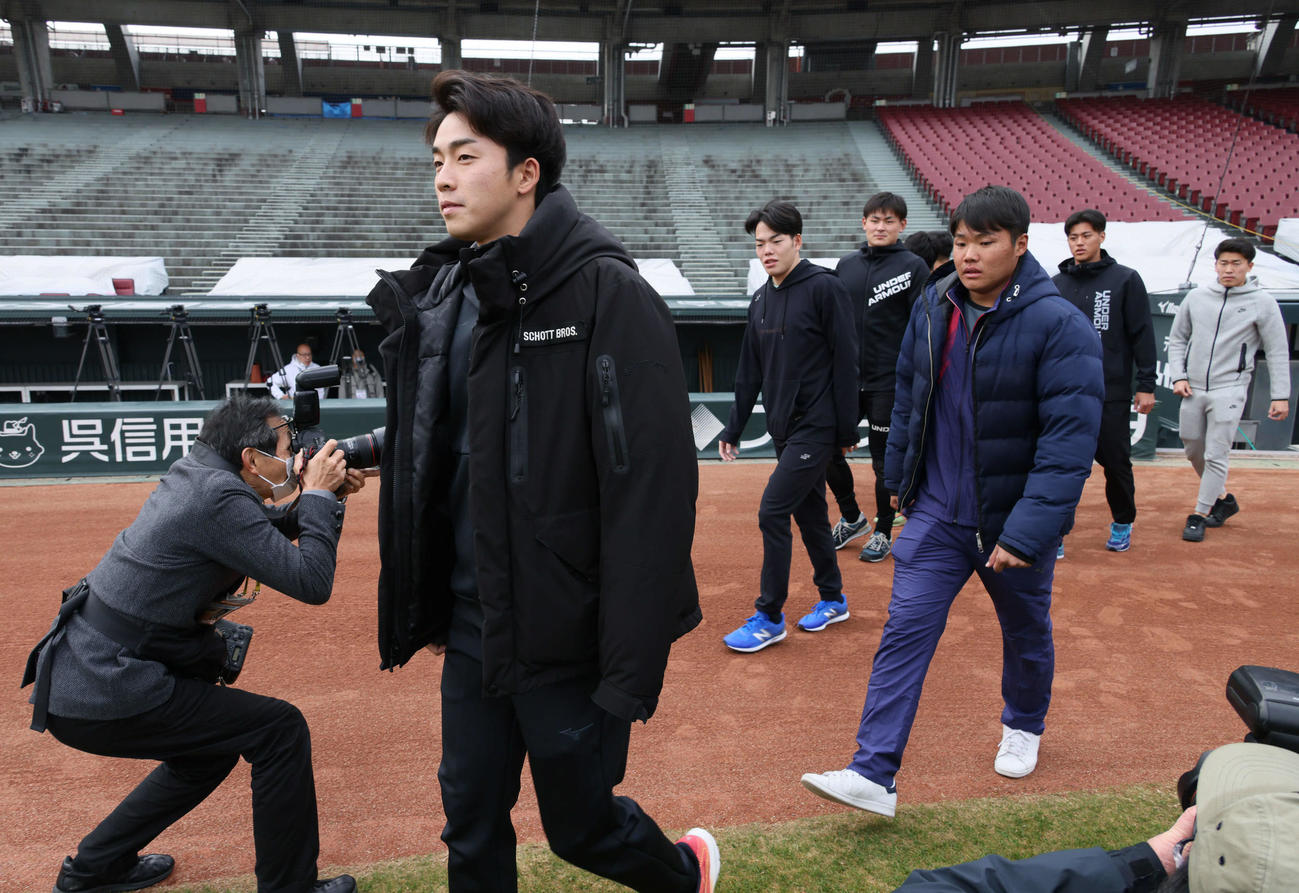 球場を見学する左から広島ドラフト1位の常広、ドラフト3位の滝田、ドラフト5位の赤塚、ドラフト2位の高、育成1位の杉田、育成3位の杉原（撮影・加藤孝規）