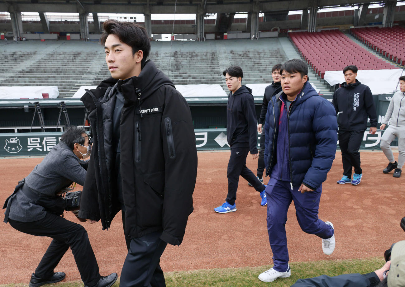 球場を見学する左から広島ドラフト1位の常広、同3位の滝田、同5位の赤塚、同2位の高、育成1位の杉田、育成3位の杉原（撮影・加藤孝規）