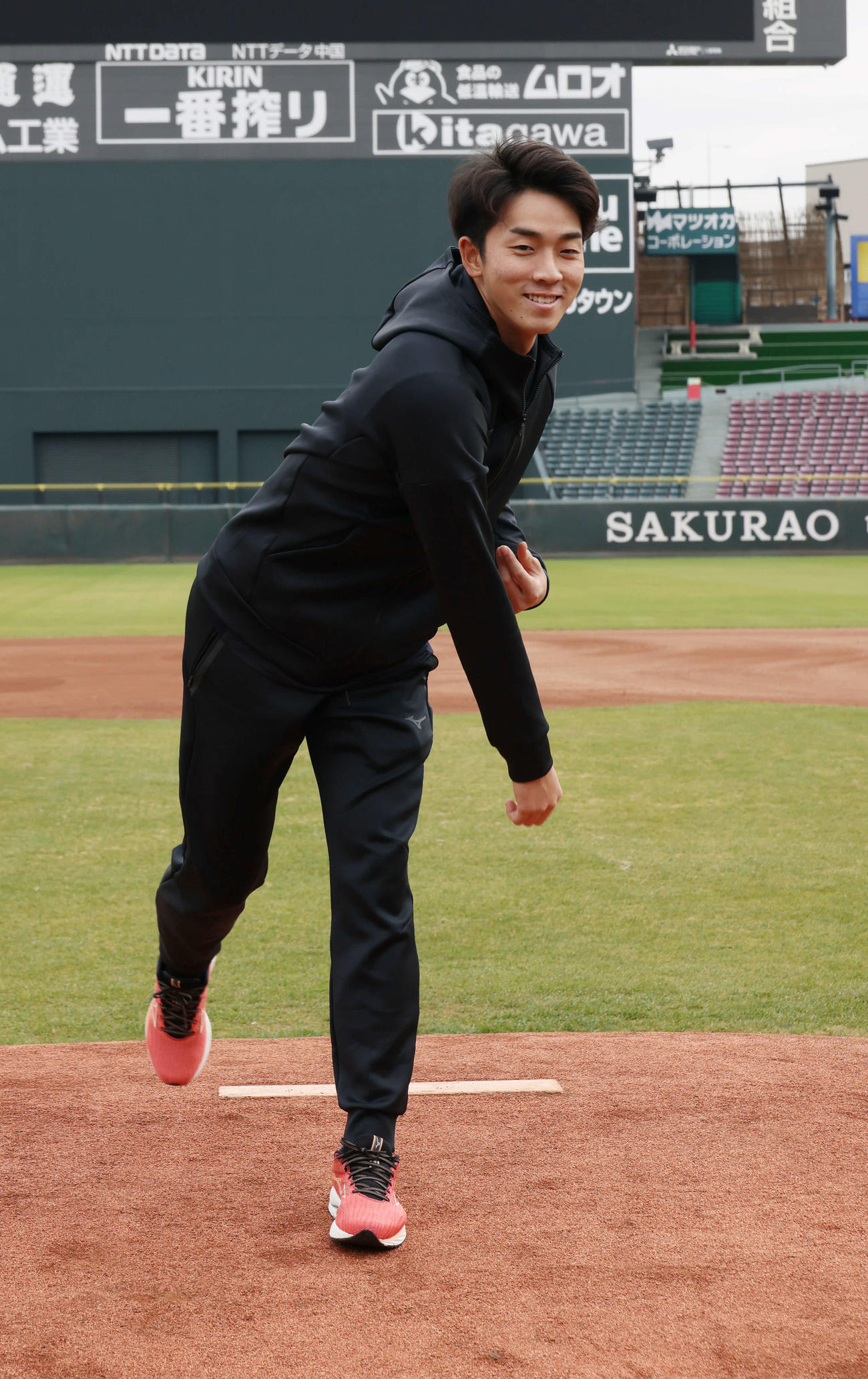 マウンドの感触を確かめる広島ドラフト1位の常広（撮影・加藤孝規）