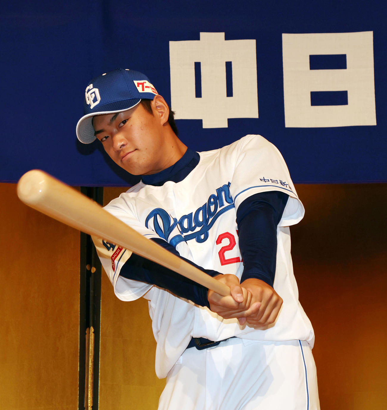 入団会見でバットを手にポーズを決める津田（撮影・加藤哉）