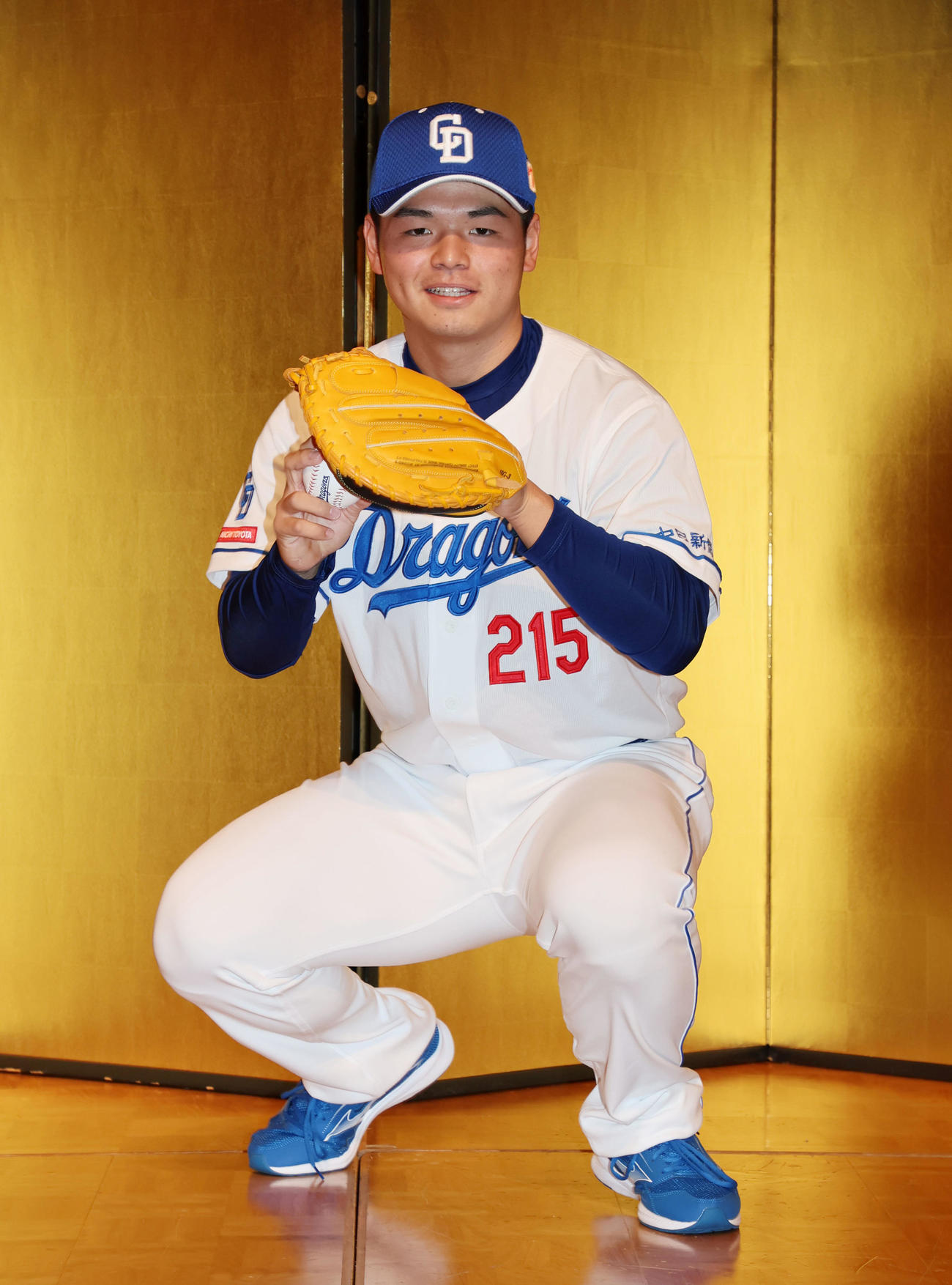 入団会見で送球のポーズで写真に納まる日渡（撮影・加藤哉）