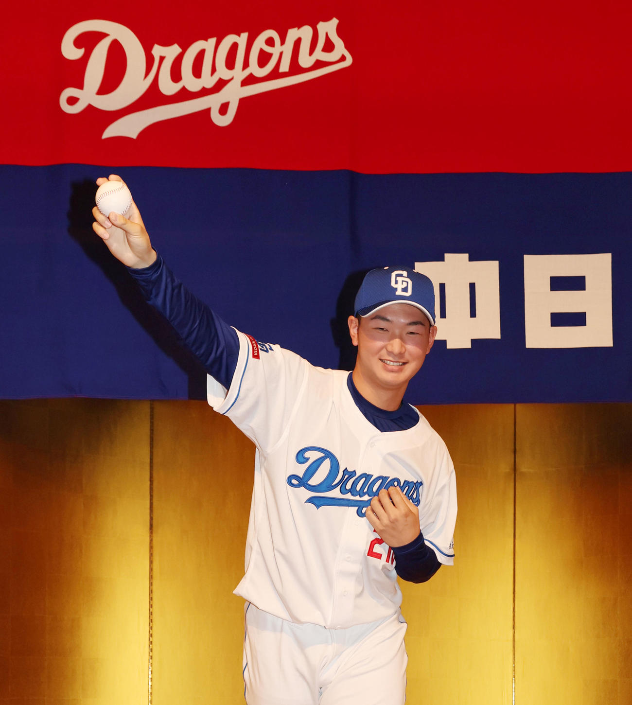 入団会見でシャドーピッチングを披露する菊田（撮影・加藤哉）