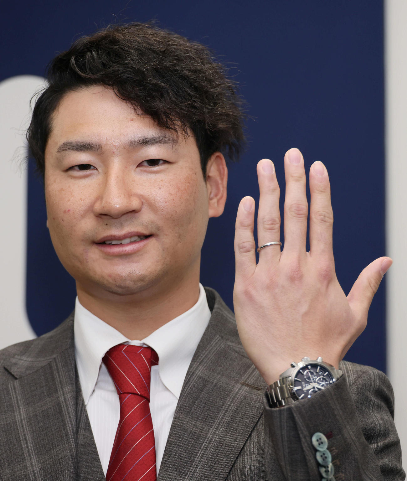 4700万円増の推定7000万円で契約更改した広島島内。シーズン中の結婚も発表（撮影・加藤孝規）