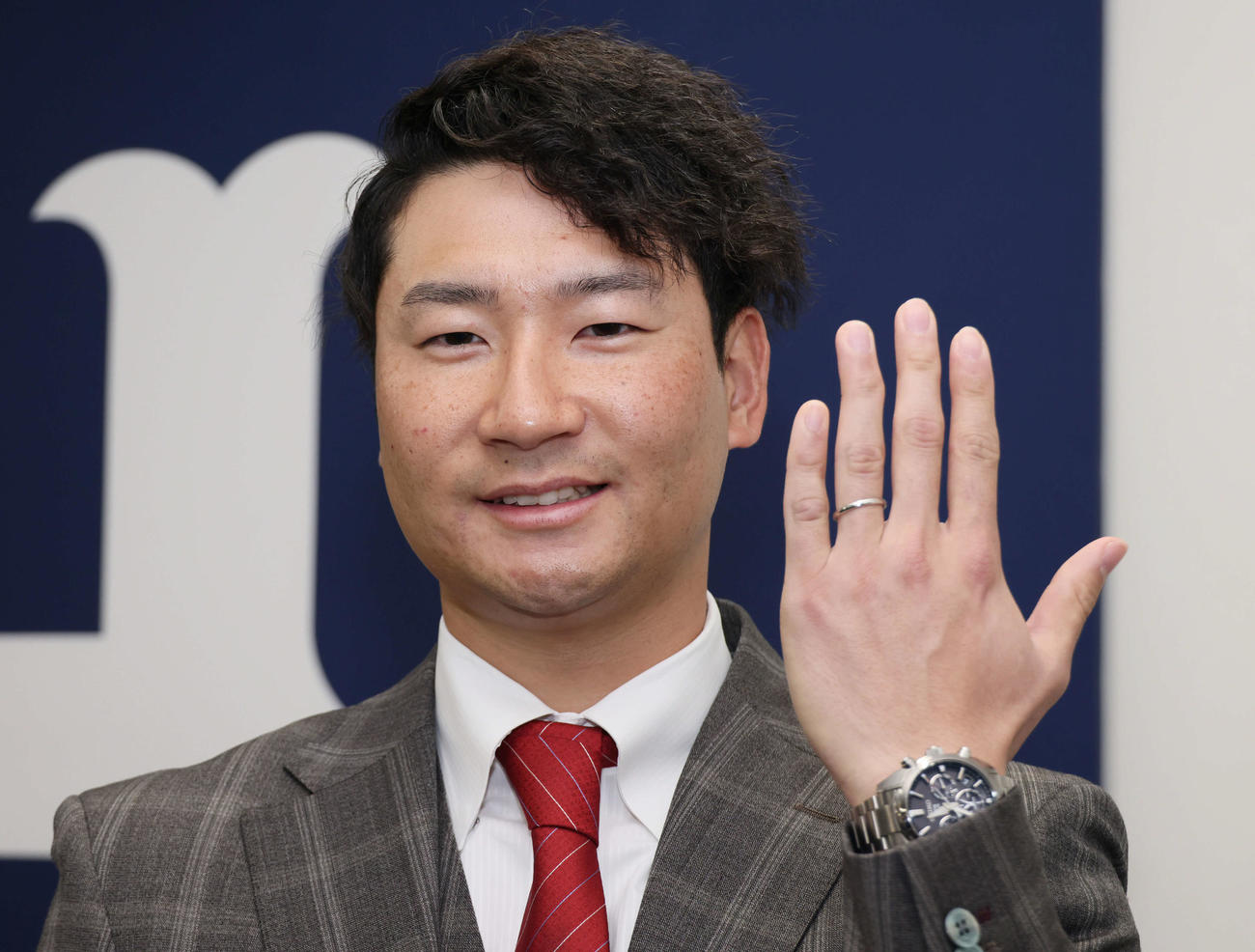 4700万円増の推定7000万円で契約更改した広島島内。シーズン中の結婚も発表（撮影・加藤孝規）