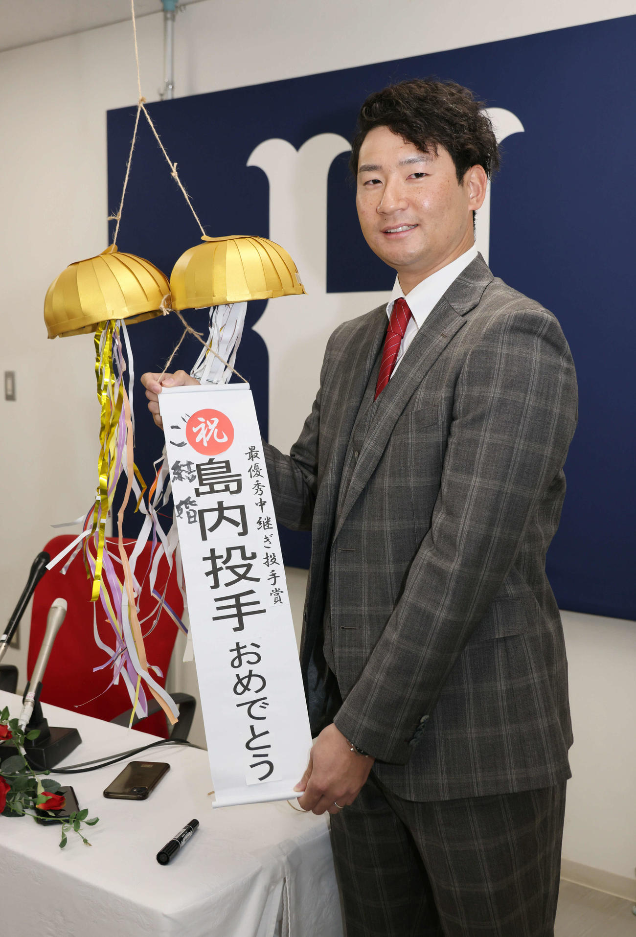 4700万円増の推定7000万円で契約更改した広島島内。シーズン中の結婚も発表、くす玉を割って祝う（撮影・加藤孝規）