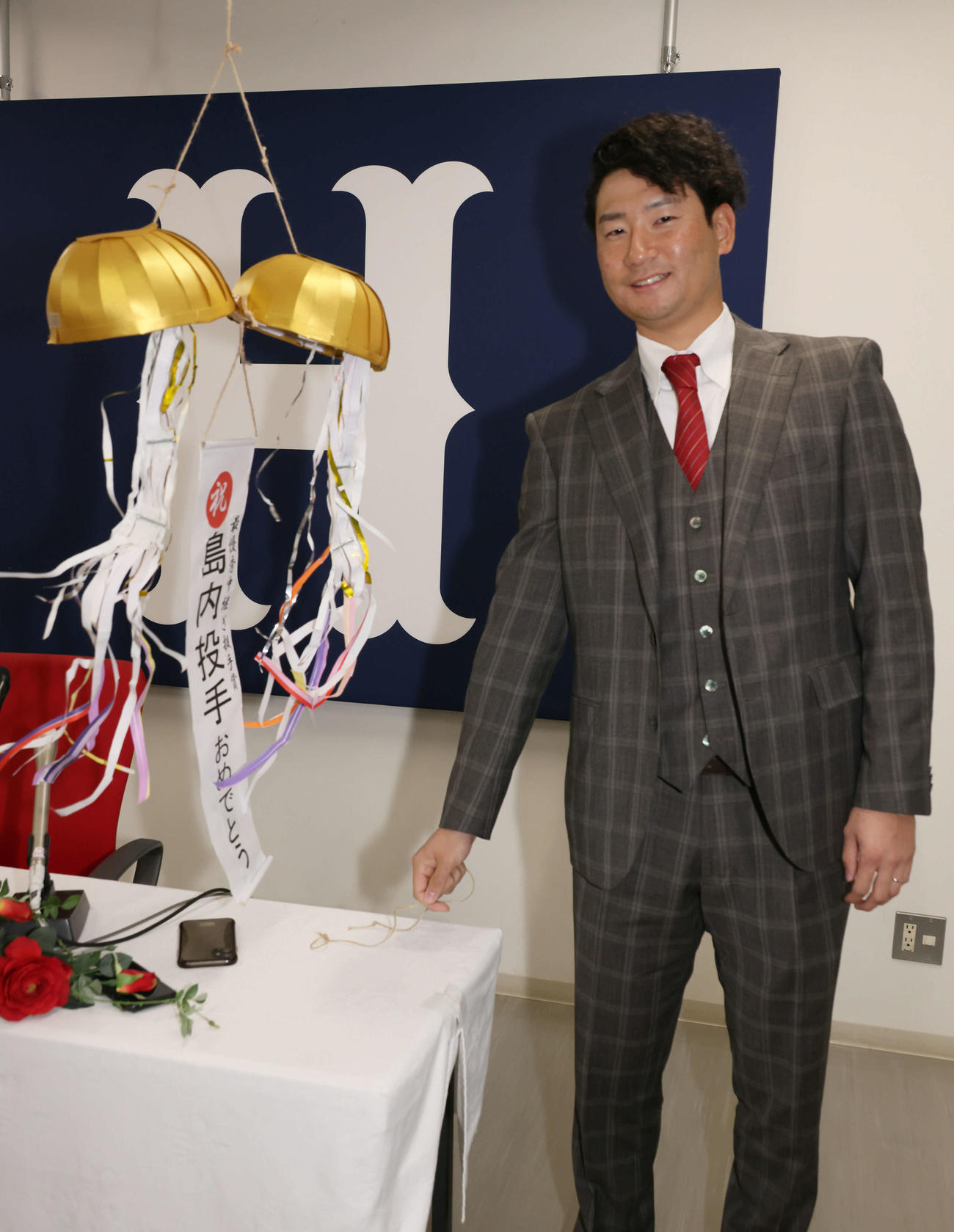 4700万円増の推定7000万円で契約更改した広島島内。シーズン中の結婚も発表、くす玉を割って祝う（撮影・加藤孝規）