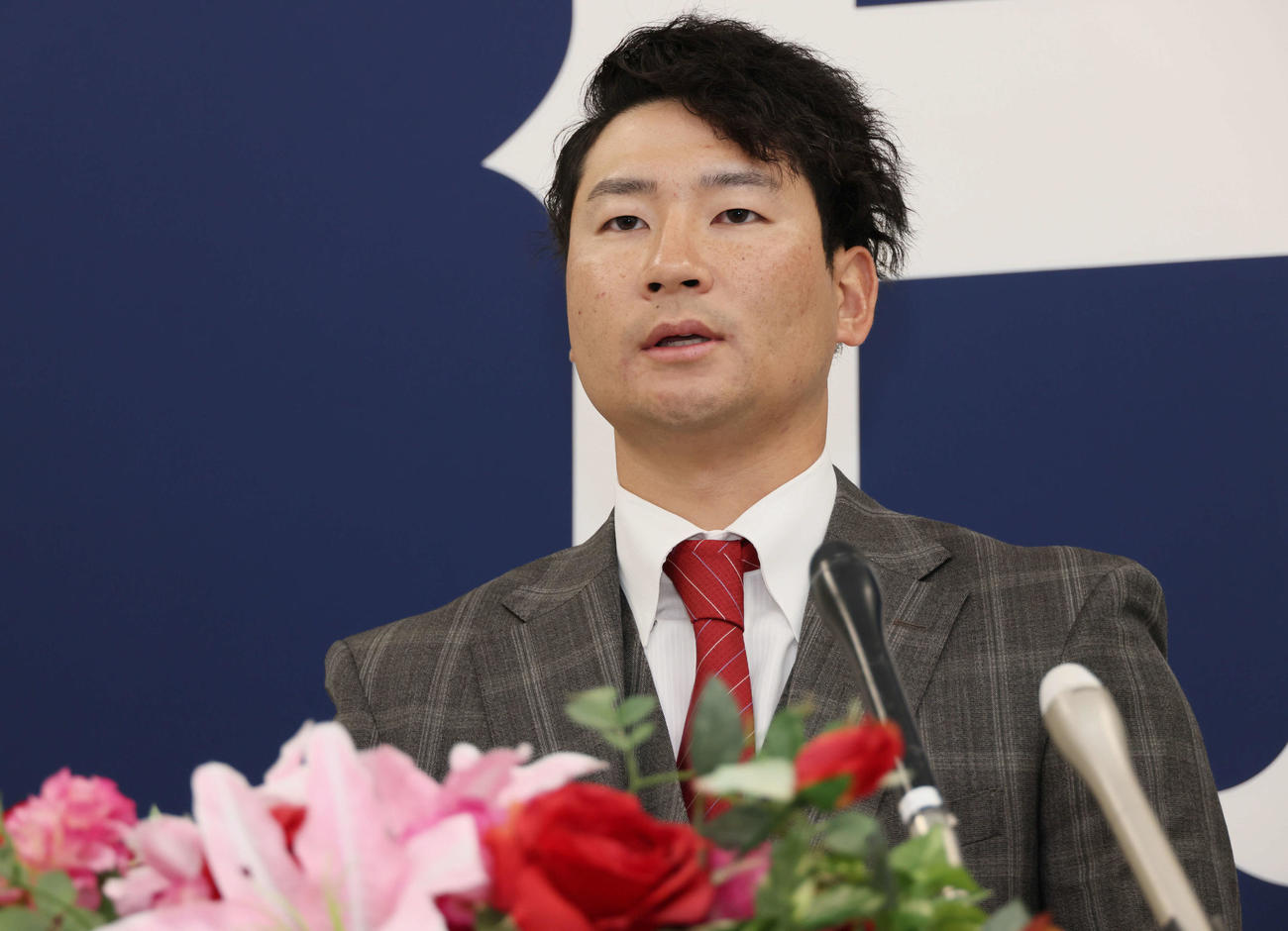 4700万円増の推定7000万円で契約更改後、会見する広島島内（撮影・加藤孝規）