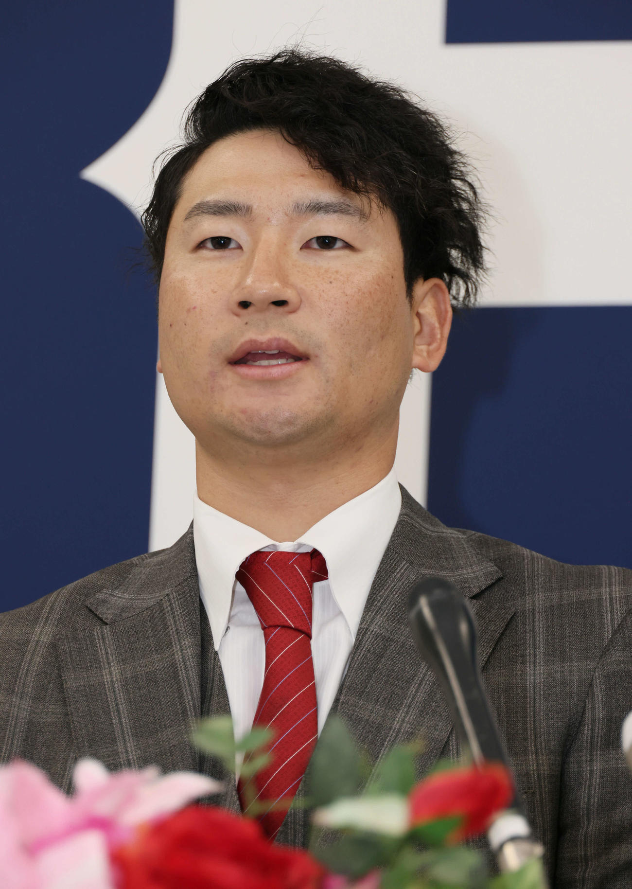 4700万円増の推定7000万円で契約更改後、会見する広島島内（撮影・加藤孝規）