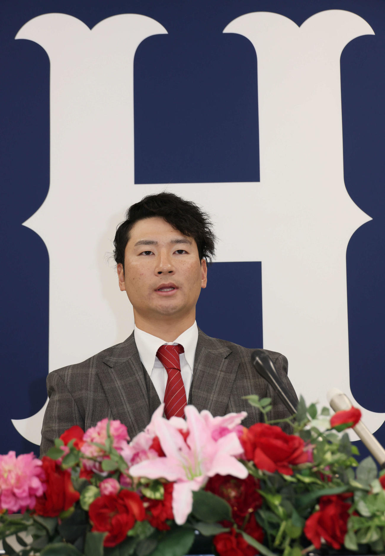 4700万円増の推定7000万円で契約更改後、会見する広島島内（撮影・加藤孝規）