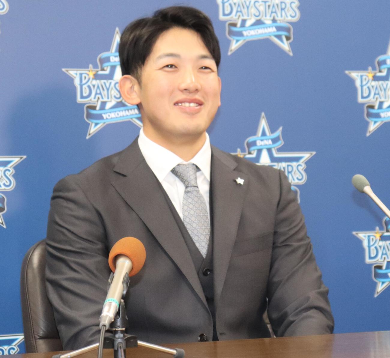 1270万円アップの年俸2300万円で契約を更改したDeNA山本（撮影・古川真弥）