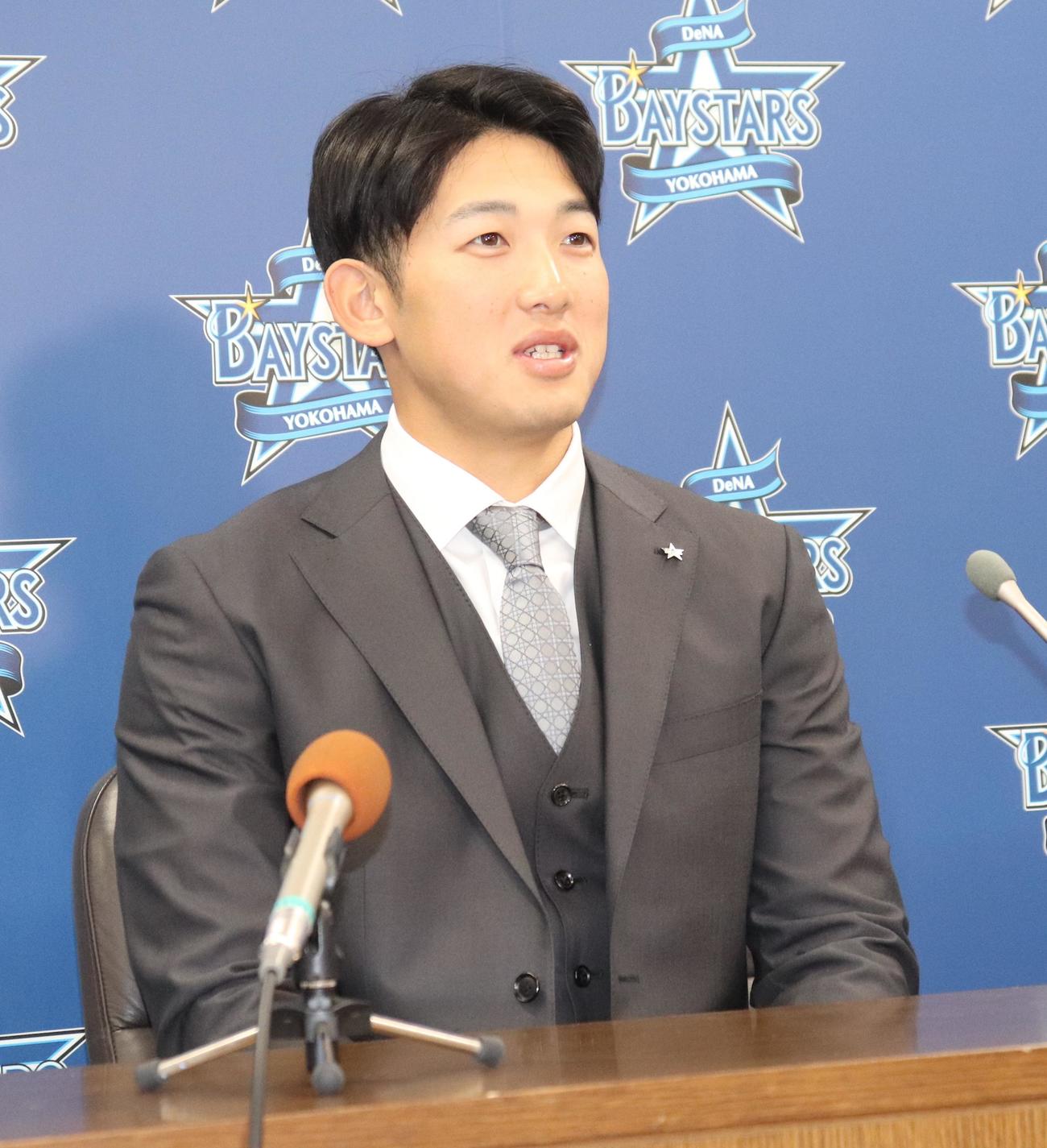 1270万円アップの年俸2300万円で契約を更改したDeNA山本（撮影・古川真弥）