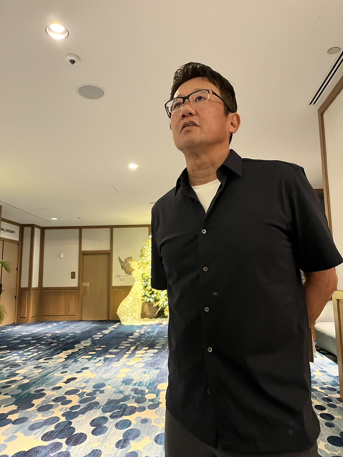 総会後に取材に応じる古田理事長