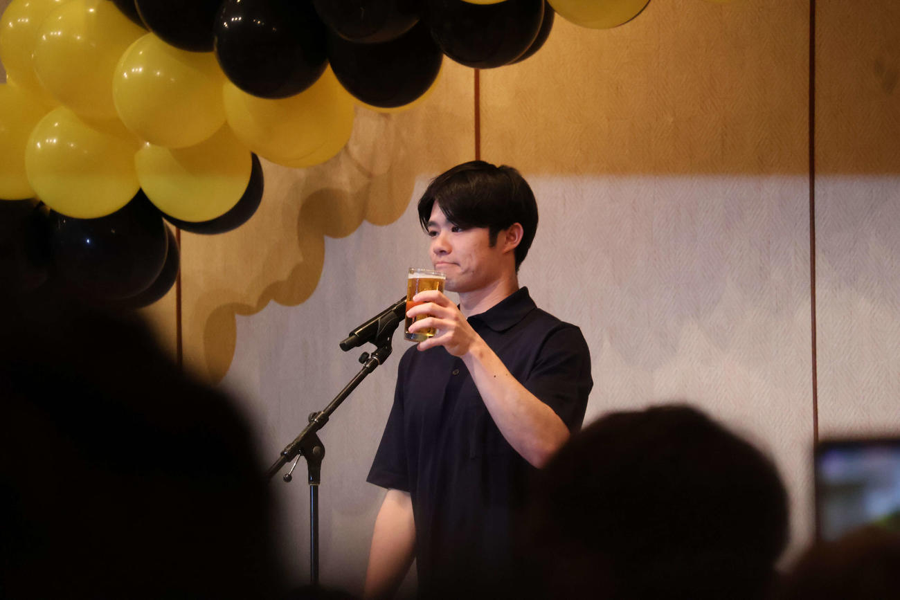 優勝旅行の祝賀会で乾杯の音頭を取る中野（撮影・古財稜明）