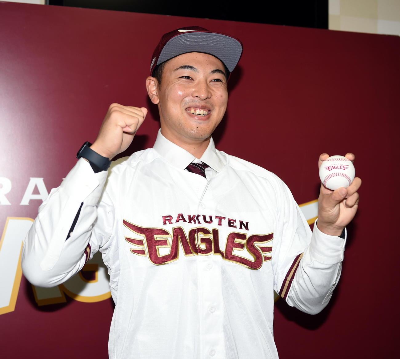 入団会見でユニホームを着て笑顔の楽天桜井（撮影・山田愛斗）