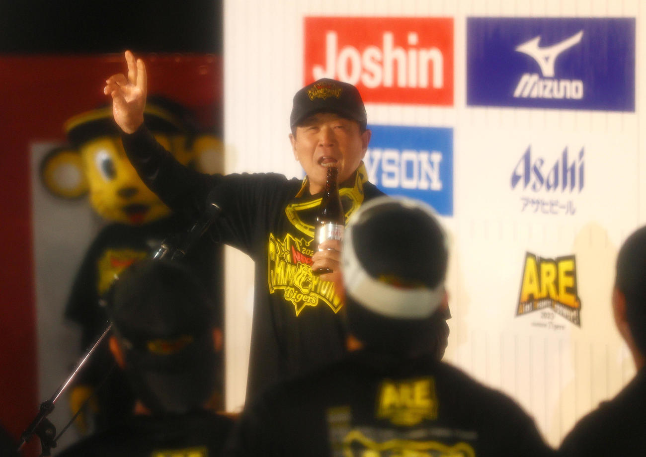 祝勝会で中締めする阪神平田勝男ヘッドコーチ（2023年11月撮影）