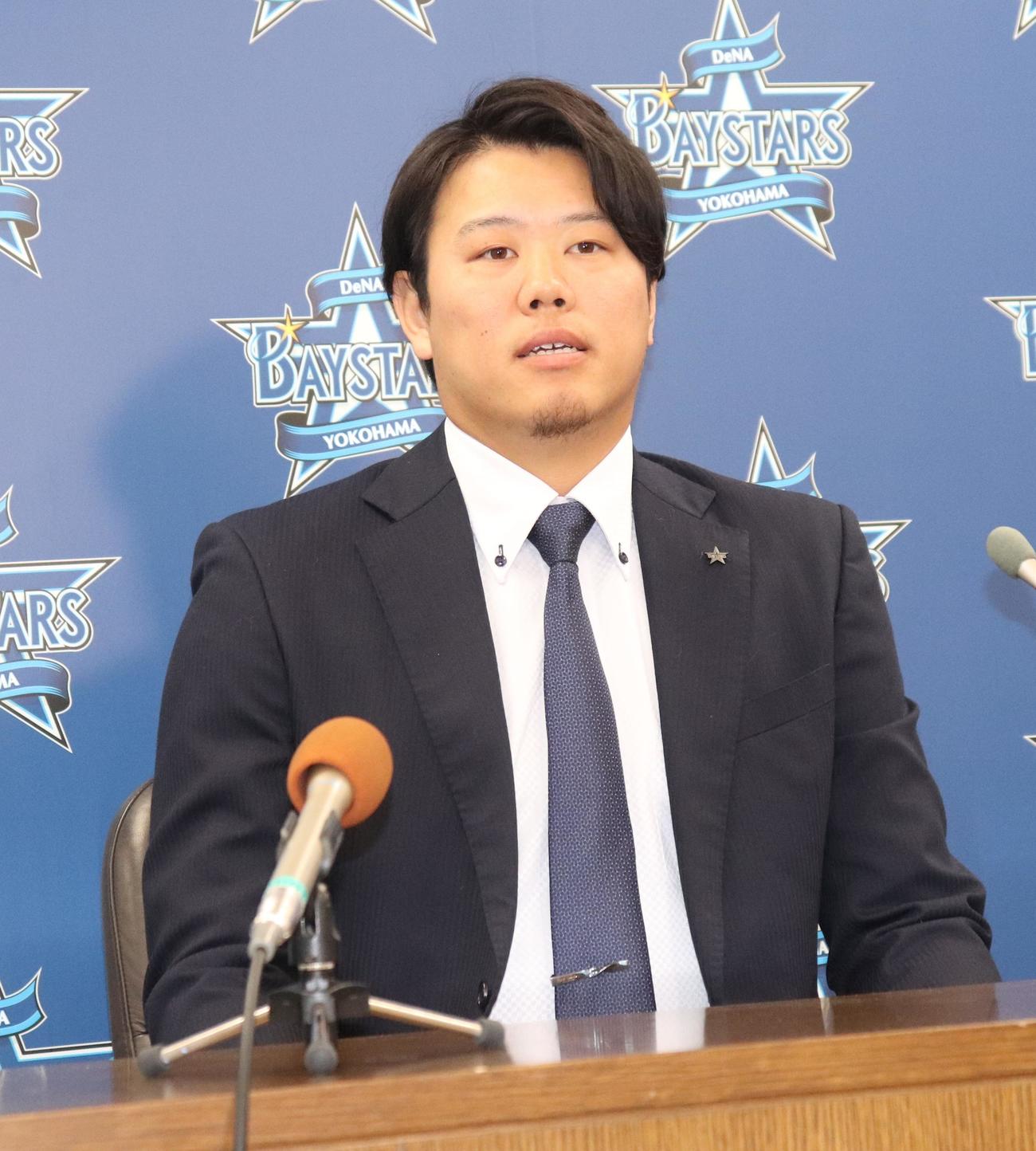 1700万円アップの年俸5100万円で更改したDeNA上茶谷（撮影・古川真弥）